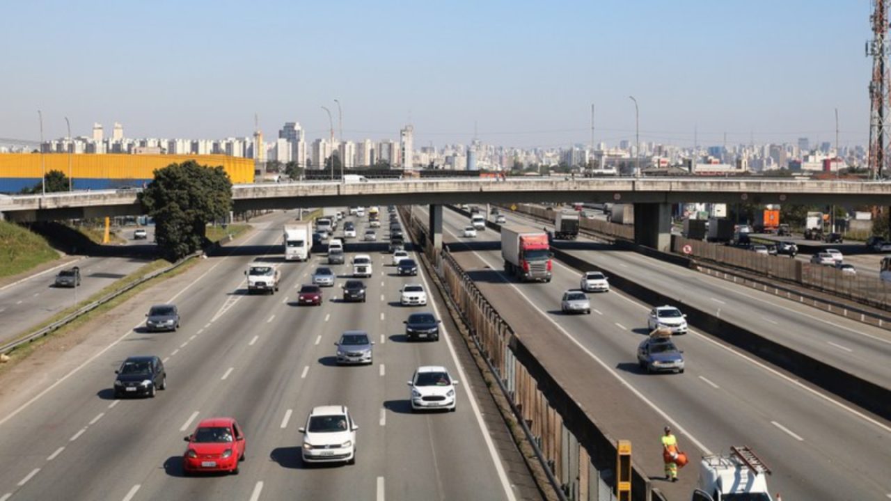 Colisão entre ônibus e caminhão em rodovia de SP resulta em uma morte e 15 feridos